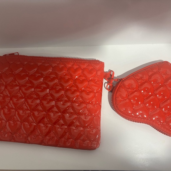 XOXO Glossy Red Heart Cosmetic Bag Set - Picture 4 of 4